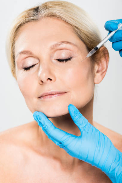 A região ao redor dos olhos é uma das primeiras a apresentar sinais do envelhecimento. O uso do botox atenua e previne a formação dos "pés-de-galinha" nessa região.