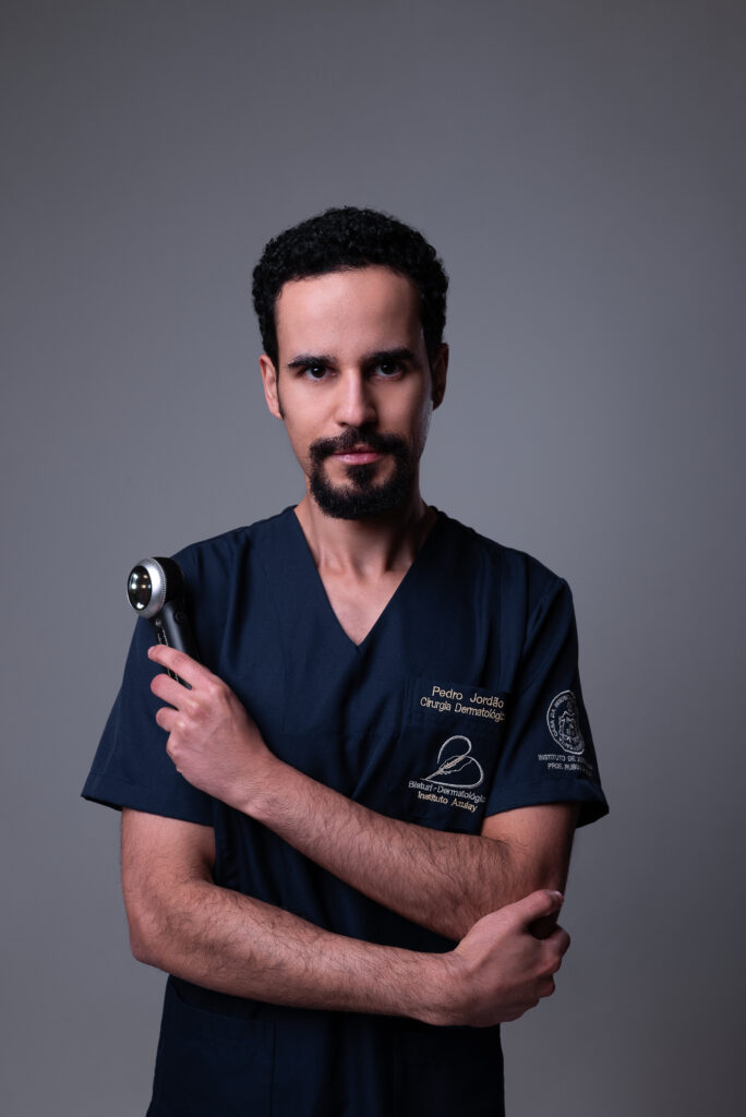 O Dr. Pedro Jordão é cirurgião dermatológico especialista no diagnóstico e tratamento cirúrgico do câncer de pele.
